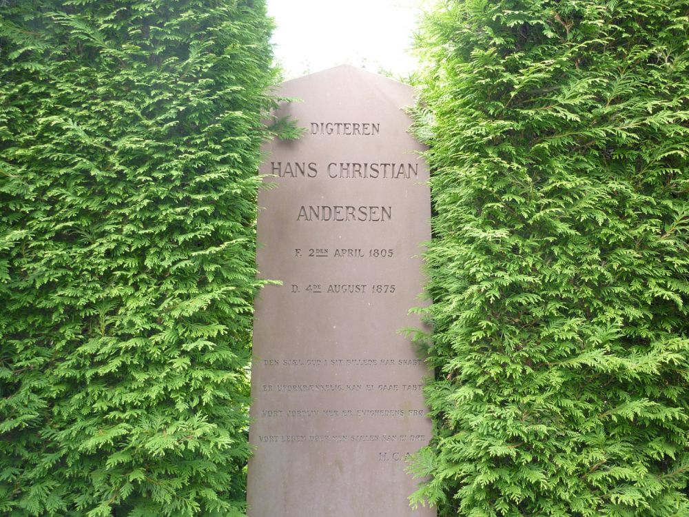 Кристиан хана. Ханс Кристиан Андерсен могила. Ханс Кристиан Андерсен фото могилы. Хан Кристиан Андерсен памятник. Г.Х.Андерсен, у кладбища.