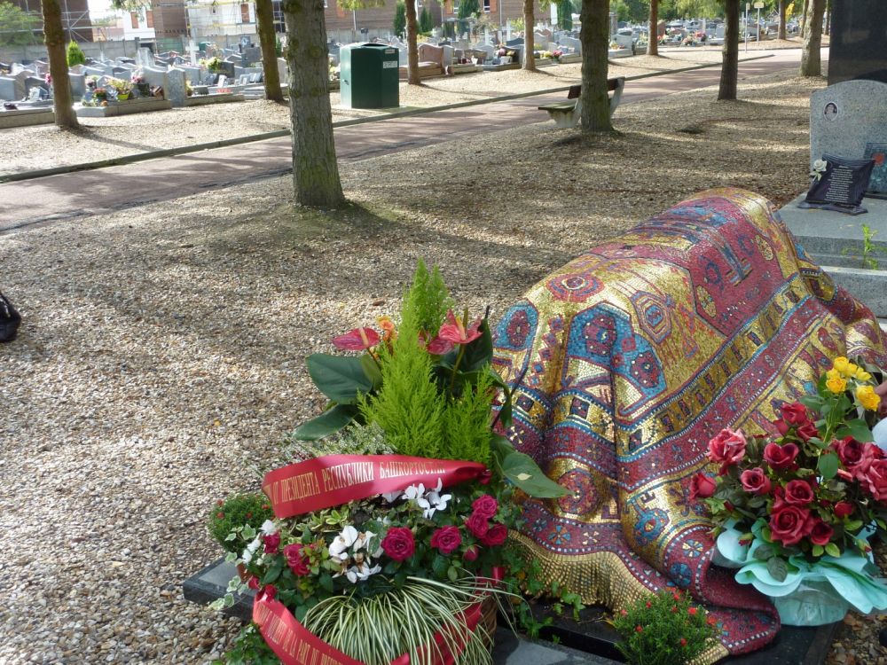 Rudolf Nureyev International Graves